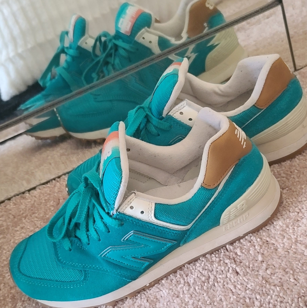 New Balance tennis shoes